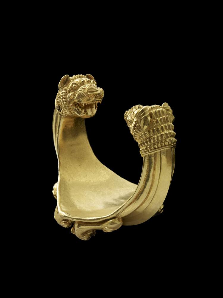 Achaemenid lion bracelet, Iran, seventh\/eighth centuryLouvre Abu Dhabi \/ TDIC \/ Thierry Ollivier