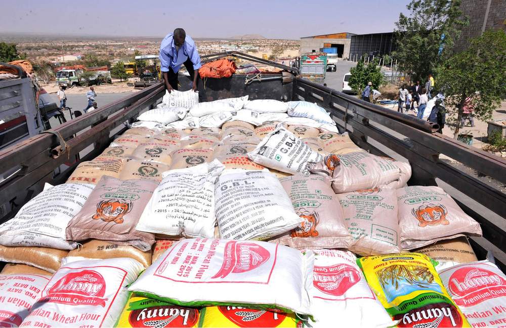 The Khalifa bin Zayed Al NahyanFoundation distributes food to families in Hargeisa.